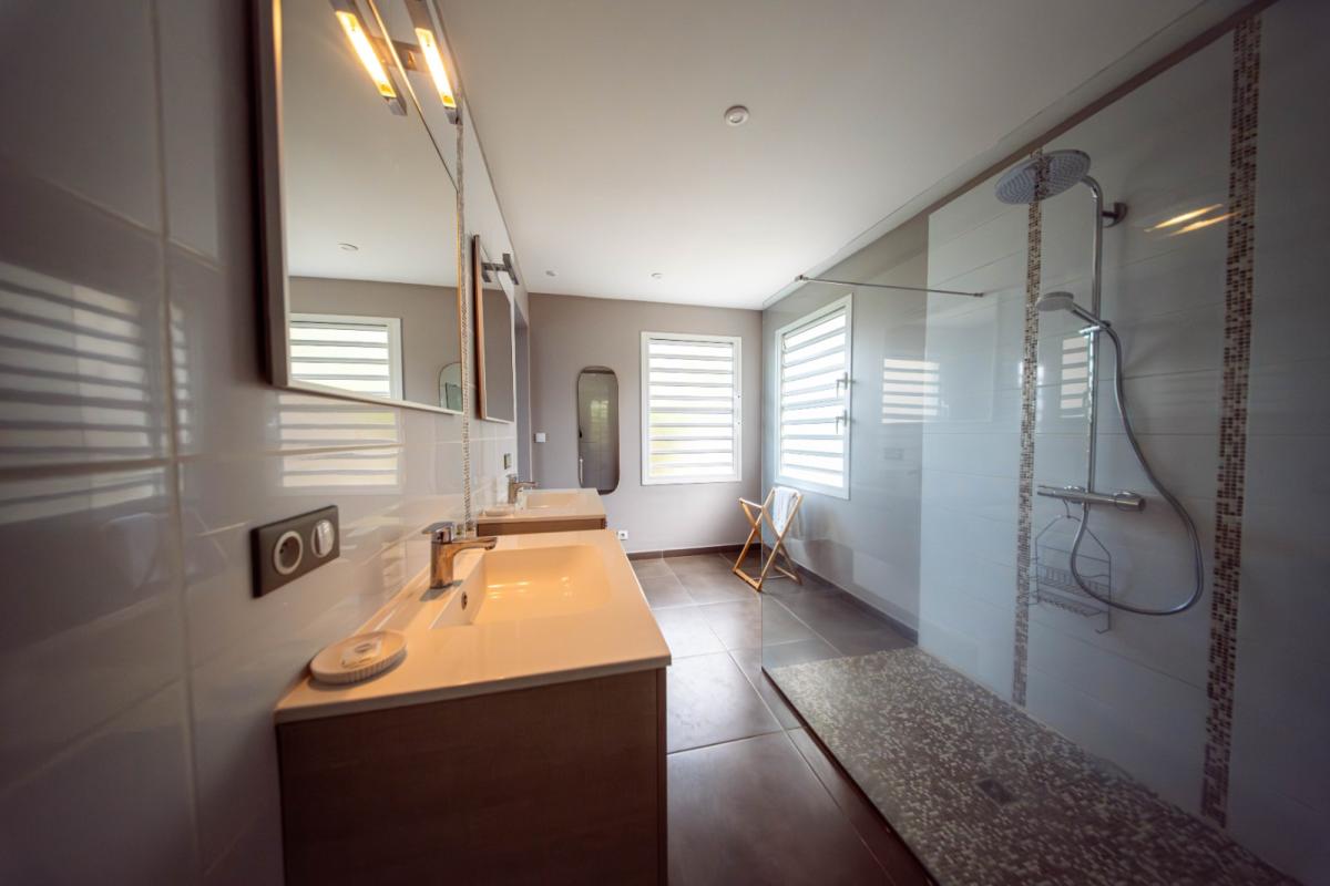 Location villa luxe 4 chambres trois ilets  - salle de douche suite 2